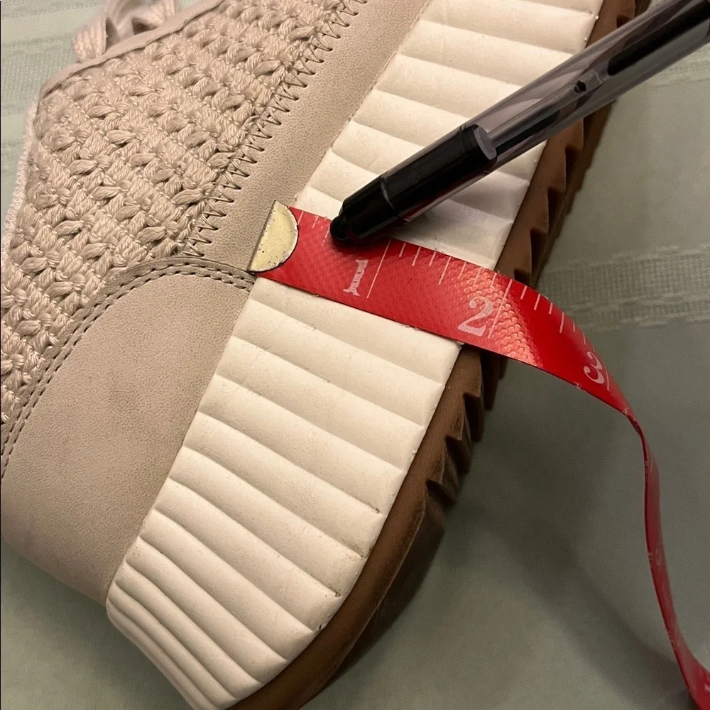 MADDEN NYC Women's Cream Lace-Up Sneakers SIZE 11